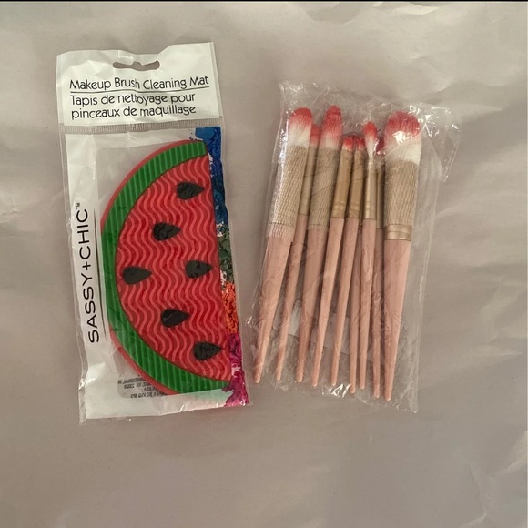 NWT Makeup Brushes & Cleaning Mat - Picture 3 of 3